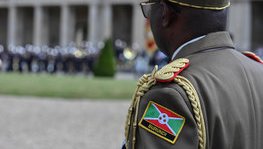 Remise de diplôme d'un officier burundais à l'École de guerre (...)